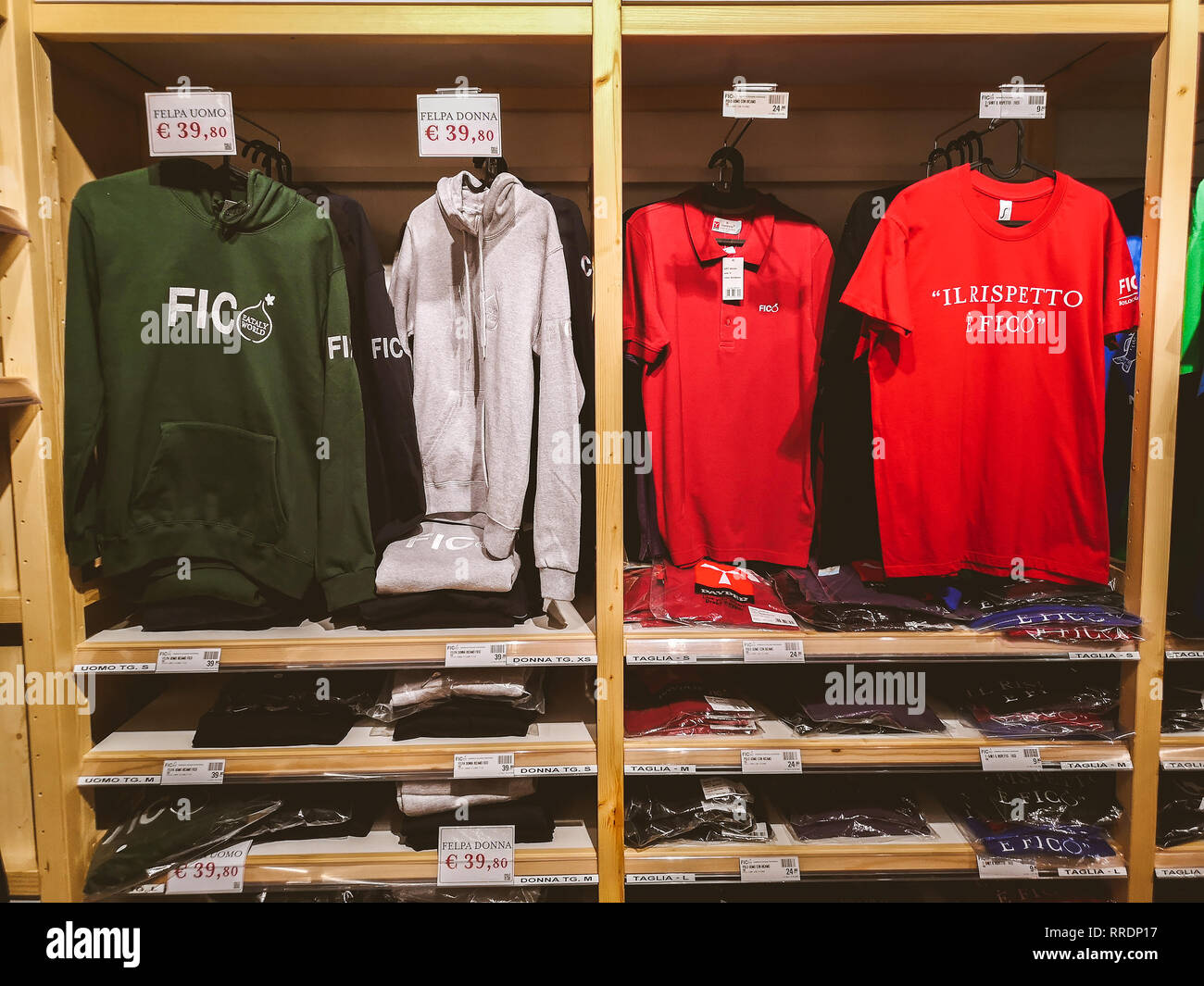 T-Shirts Hoodies diverse merchandise Fico Eataly Welt Stockfoto