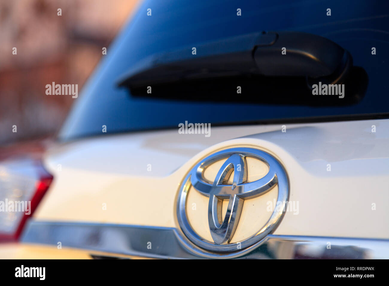Russland, Kemerovo 2019-02-24 Detailansicht Emblem von Toyota Rav4 auf einem weißen SUV in einem neuen Körper auf einen Winter Straße in einem Dorf auf dem Land geparkt. Konzept Familie Stockfoto