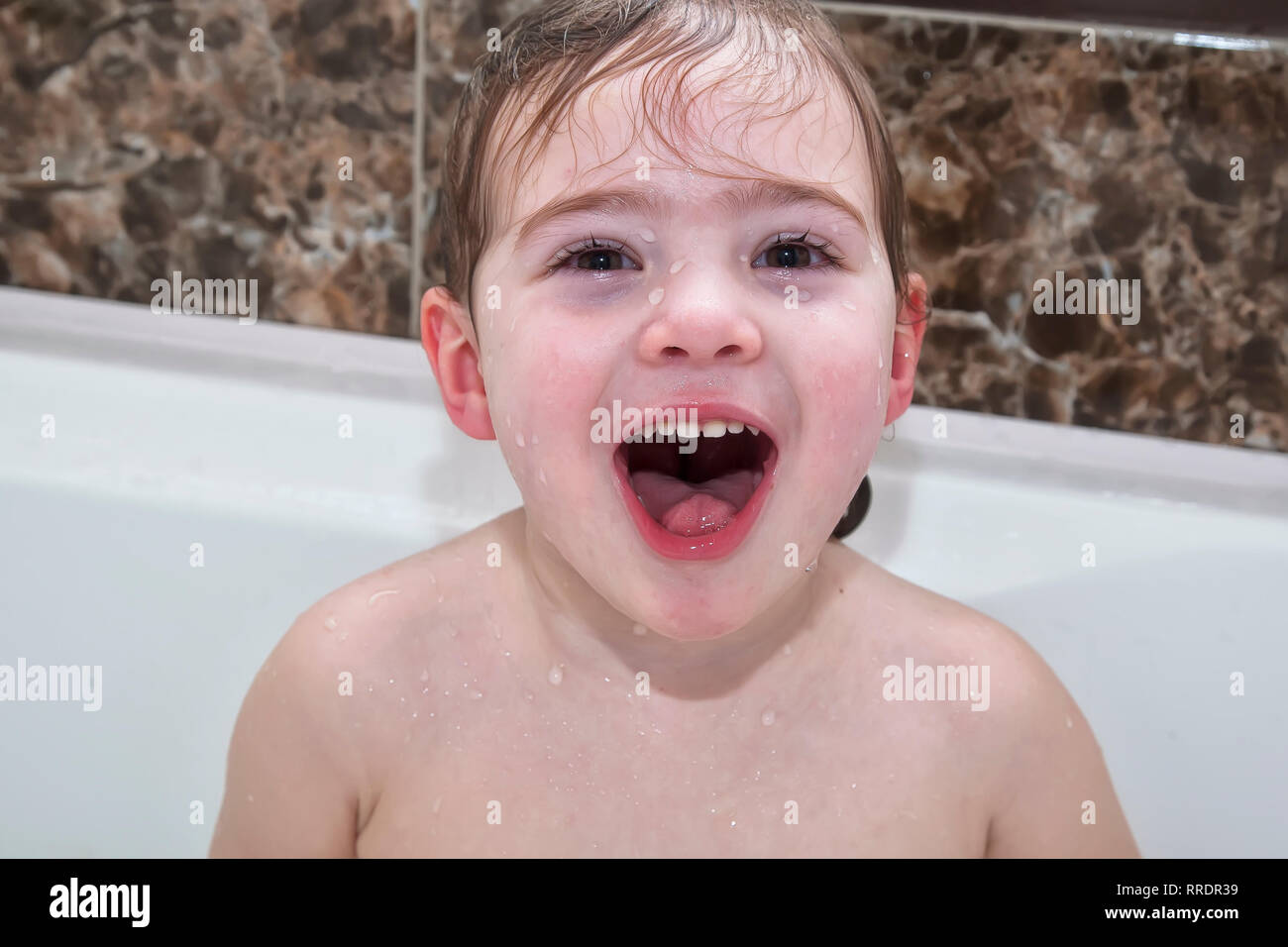 Baby Mädchen lächelnd zeigt Gesicht im Badezimmer Stockfoto ... Baby Mädchen lächelnd zeigt Gesicht im Badezimmer Stockfoto ...