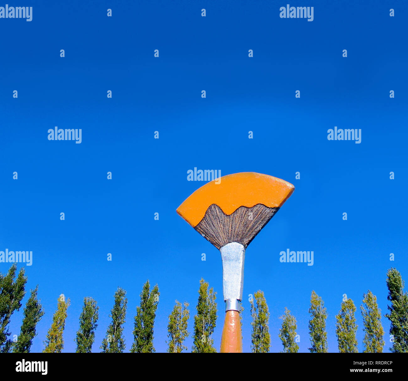 Eine temporäre Kunst Festival Zeichen in der Form eines riesigen Pinsel vor blauem Himmel. Ein tolles Bild und Hintergrund Künstler vertreten, vor allem Pai Stockfoto