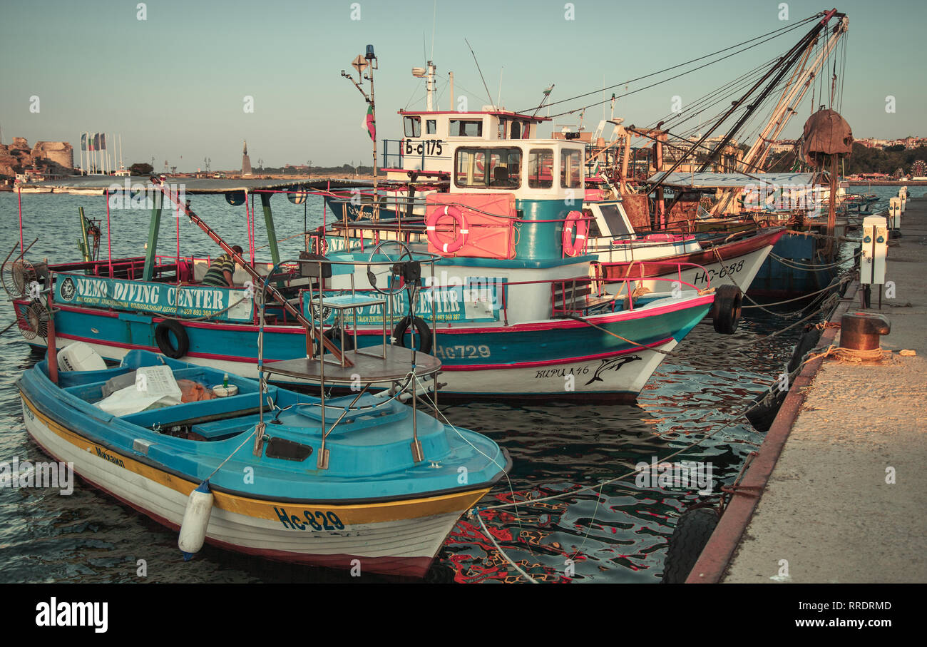 Nessebar, Bulgarien - 21. Juli 2014: Kleine Boote in Nessebar, Bulgarien. Vintage Retro stilisierte Foto mit Tonwertkorrektur Stockfoto