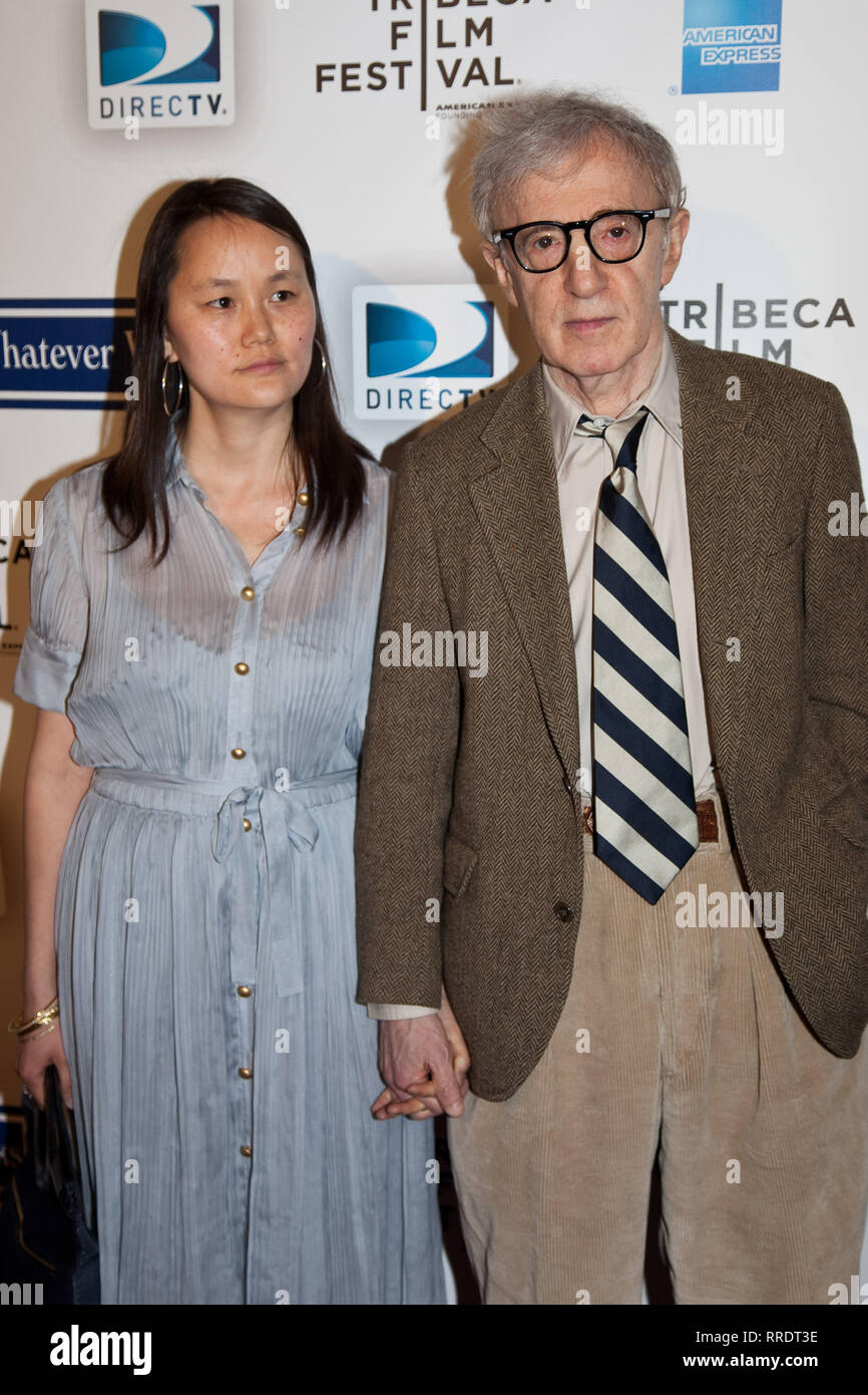 Regisseur Woody Allen (R) und Soon-Yi Previn an der Premiere von "Was funktioniert" während des Tribeca Film Festival 2009 im Ziegfeld Theater Stockfoto