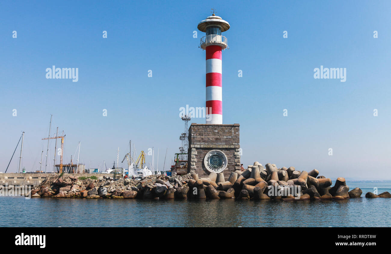 Burgas, Bulgarien - 22. Juli 2014: rot-weiss gestreifte Leuchtturm markiert den Eingang Wellenbrecher im Hafen von Burgas, Schwarz Meer Küste Stockfoto