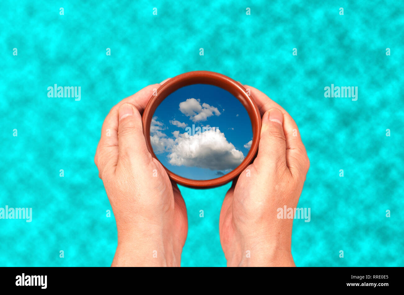 In den Händen eine Schale mit Reflexion von Wolken auf dem Hintergrund von Wasser im Pool Stockfoto