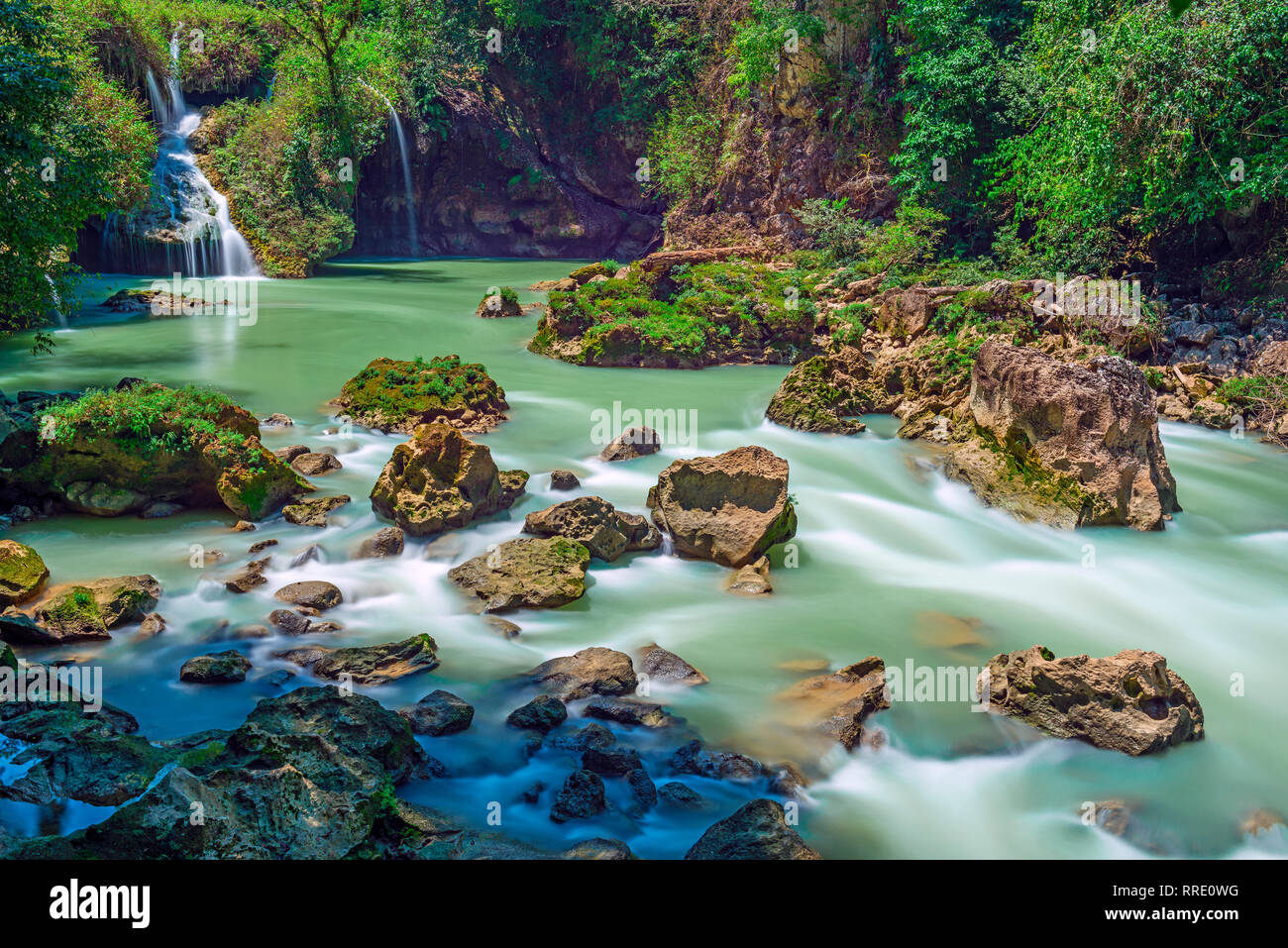Lange Exposition der Kaskaden und Wasserfällen von Semuc Champey mit türkis farben in der El Peten Regenwald von Guatemala, Mittelamerika. Stockfoto