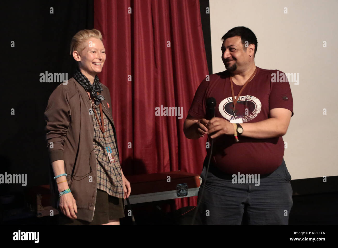 Tilda Swinton und Riyad Mustafa, Direktor des Pilton Palais Kino Zelt auf dem Glastonbury Festival, vor der Vorführung eines Films. Foto Datum: Saturd Stockfoto
