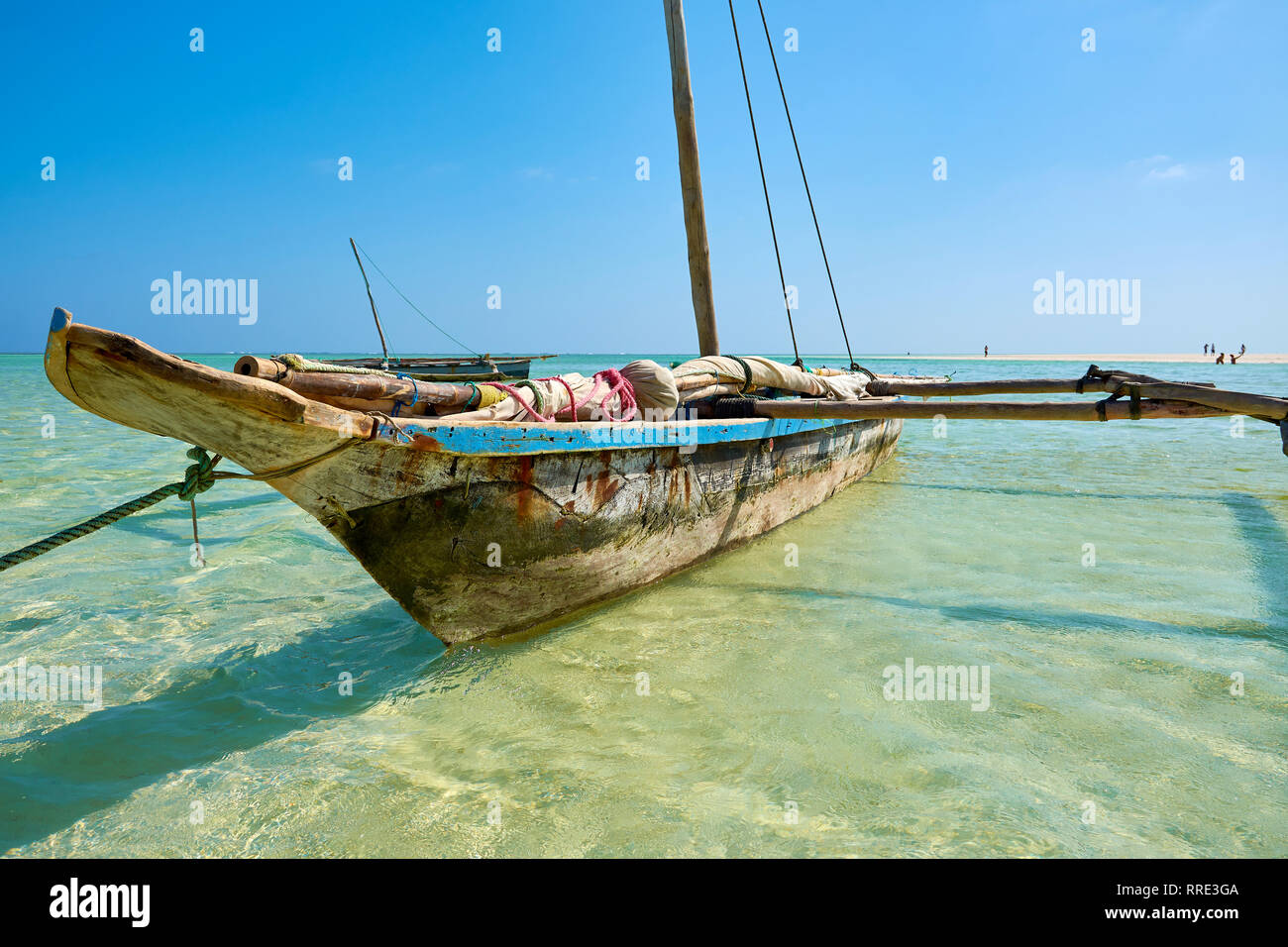 Ansicht einer alten hölzernen Boot oder Katamaran, weg von der kenianischen Küste in Afrika im Meer verankert. Strahlend blauen Himmel. Stockfoto