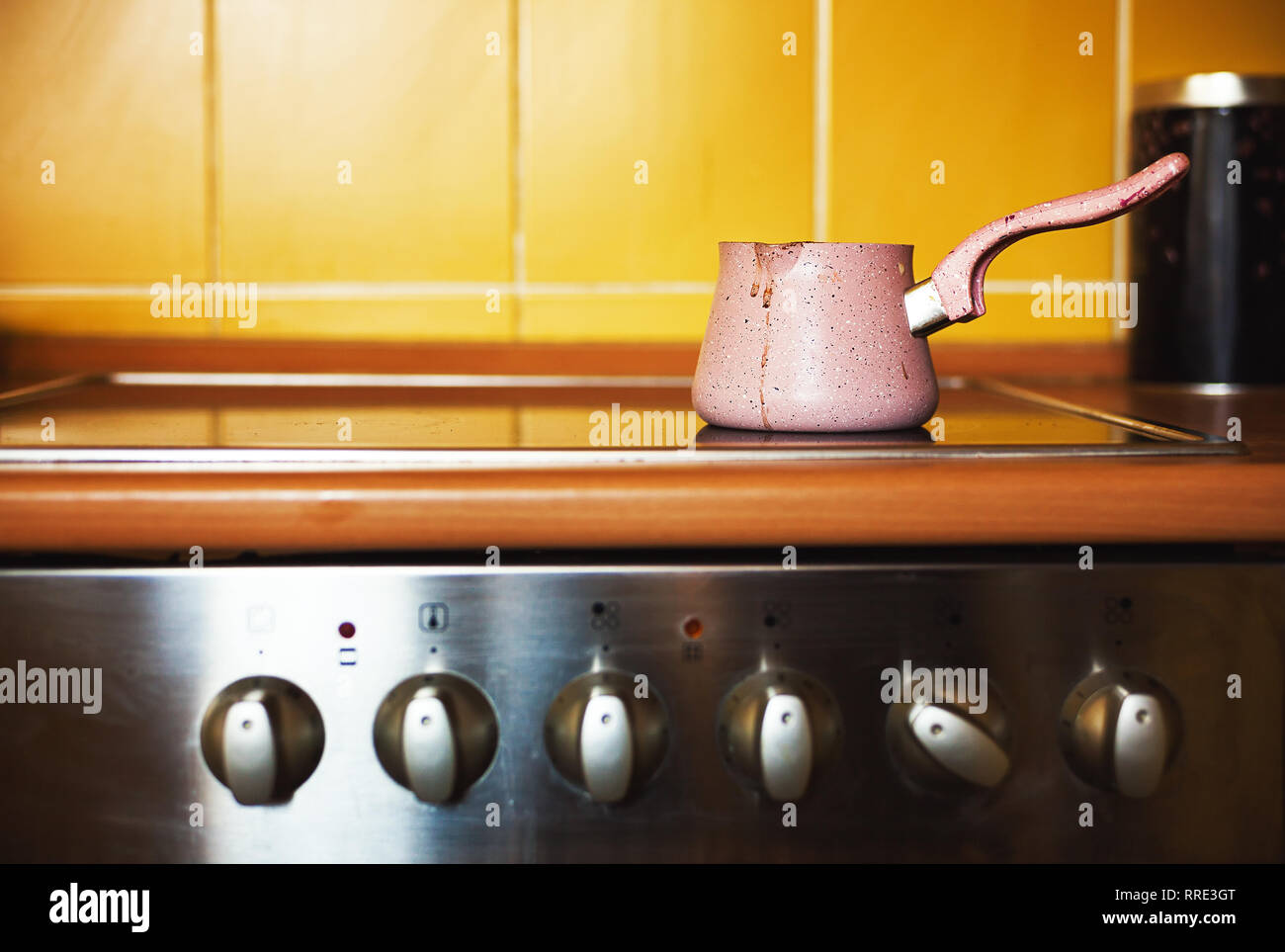 Kaffeekanne auf dem herd -Fotos und -Bildmaterial in hoher Auflösung – Alamy