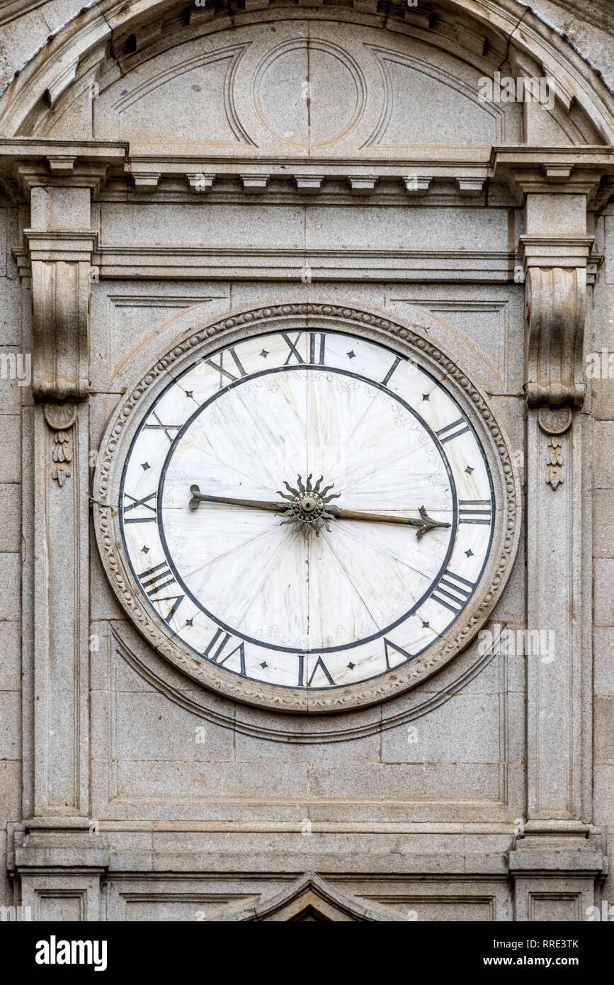 Die Kathedrale von Toledo (Catedral de Toledo), Eingang Nord einhändige oder Einhändige Uhr mit römischen Ziffern. Stockfoto