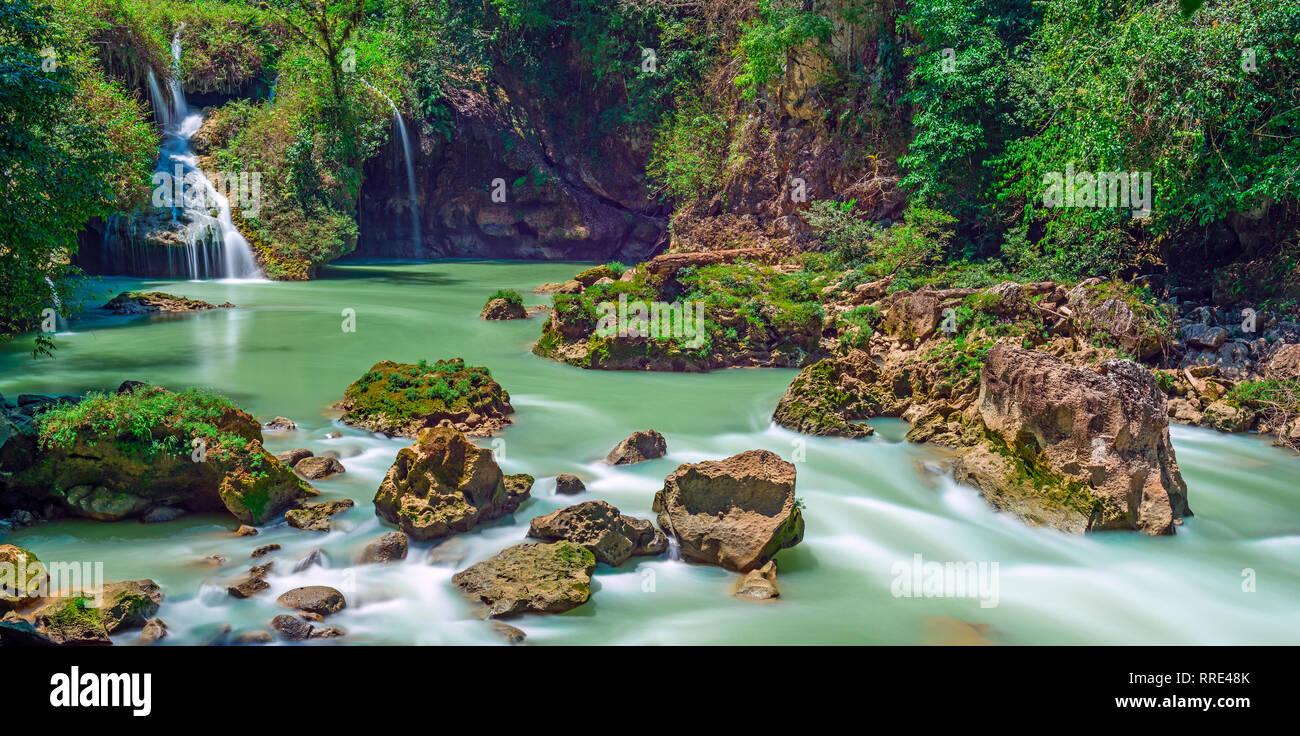 Langzeitbelichtung Panorama der Kaskaden und Wasserfällen von Semuc Champey im Peten Dschungel und Regenwald von Guatemala, Mittelamerika. Stockfoto Langzeitbelichtung Panorama der Kaskaden und Wasserfällen von Semuc Champey im Peten Dschungel und Regenwald von Guatemala, Mittelamerika. Stockfoto
