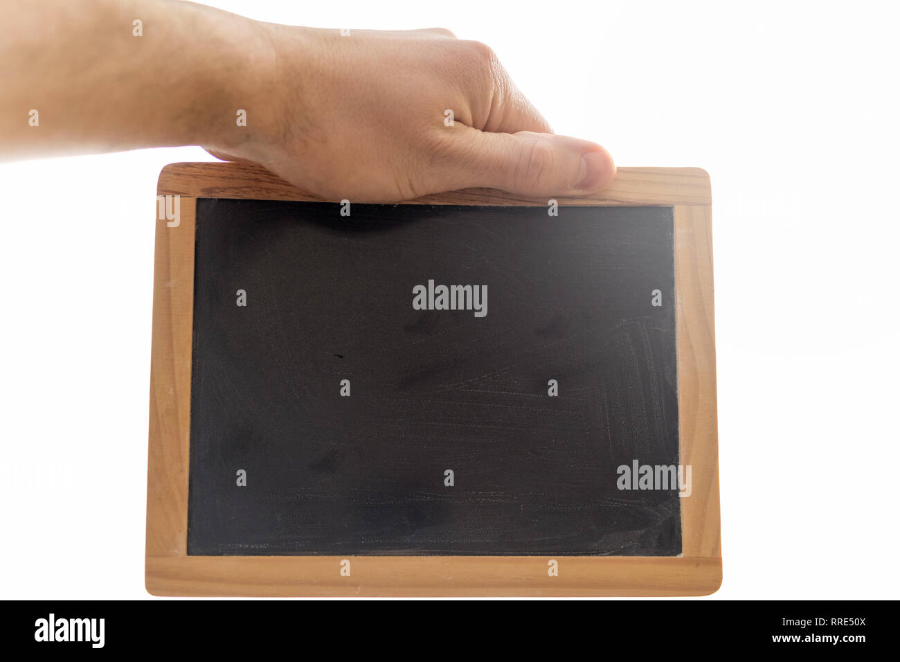 Mann Hand eine kleine Tafel oder Tafel vor weißem Hintergrund. Stockfoto