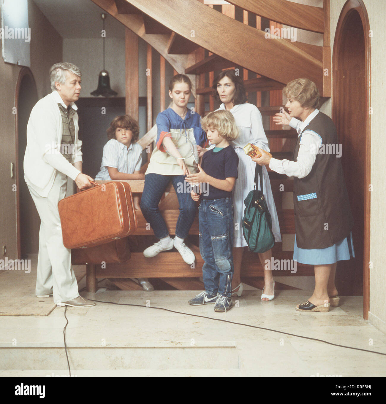 ICH heirate eine Familie/Kinder sind unterwegs/D 1983/In der Familie Schumann herrscht Aufregung, denn die Kinder befinden sich vor der Abreise sterben. Im Bild: Peter Weck (Werner), TIMMO NIESNER (Markus) Julia Biedermann (Tanja), Tarek HELMY (Tom), Thekla Carola Wied (Angie) und BRUNI LÖBL (Frau Rabe) // Überschrift: ICH HEIRATE EINE FAMILIE Stockfoto
