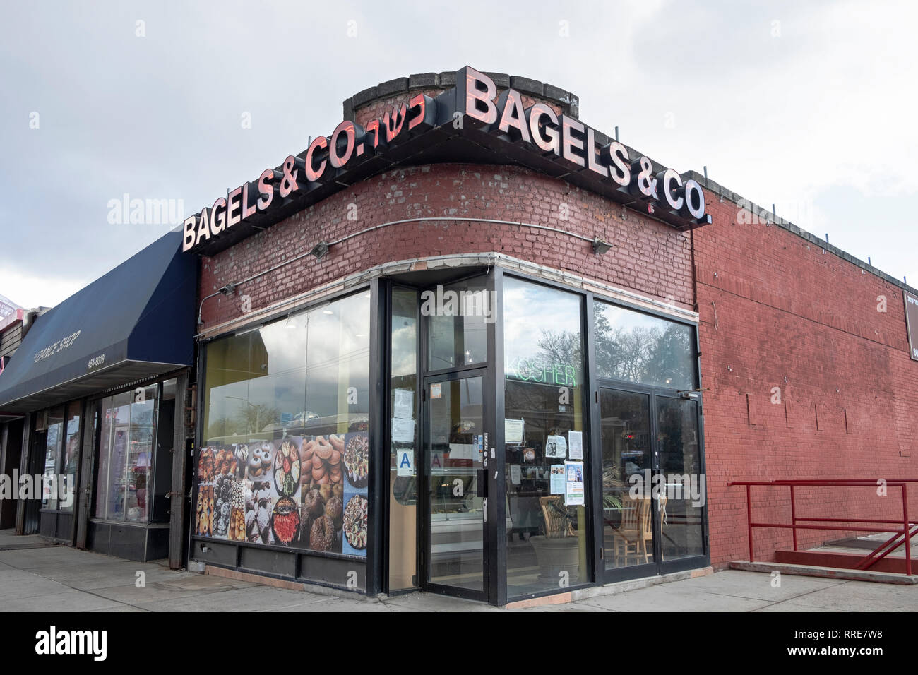 BAGELS & Co., ein koscheres Restaurant am Union Turnpike in frischen Wiesen, Queens, New York City. Stockfoto