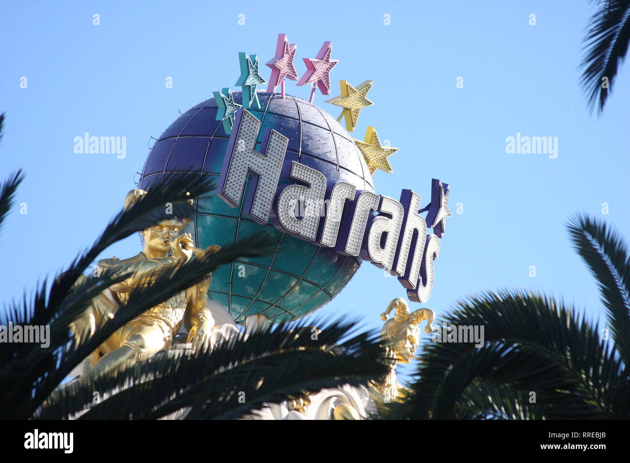 Harrah's Las Vegas Hotel & Casino in Las Vegas, NV, USA. Emblem mit Narren über dem Eingang zum Harrah's Casino. Stockfoto