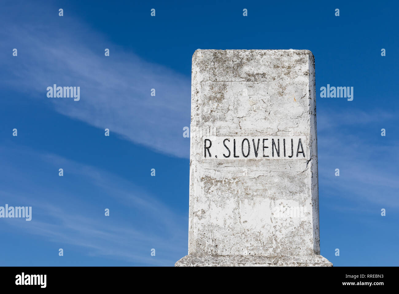 Einen Stein markiert die Grenze zwischen der Republik Slowenien und der Republik Italien - Lazarett (Lazzaretto), Slowenien Stockfoto