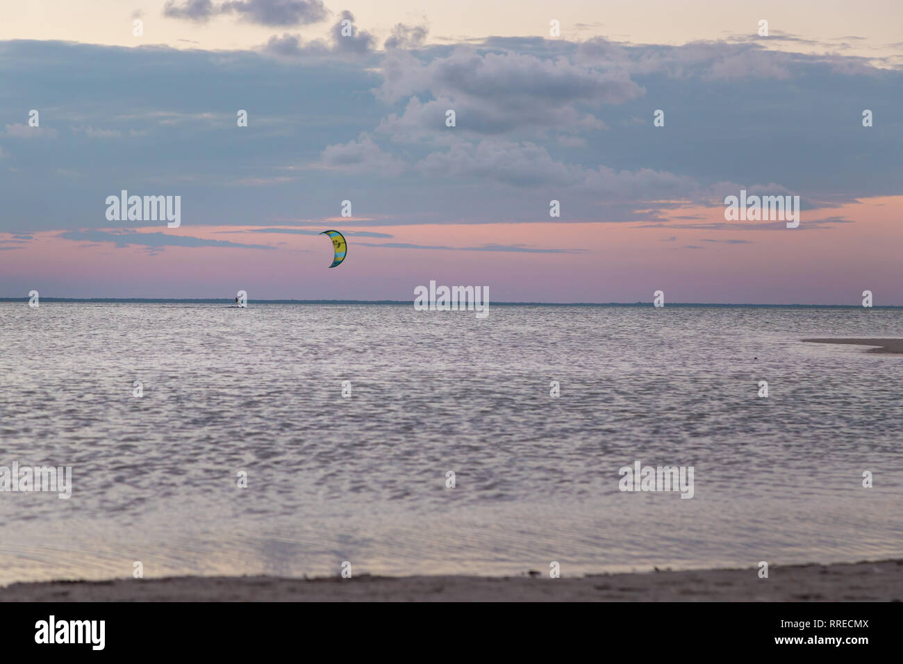 Ein Kite Surfer heraus auf das Meer bei Sonnenuntergang auf der Isla Blanca, QR, Mexiko. Stockfoto