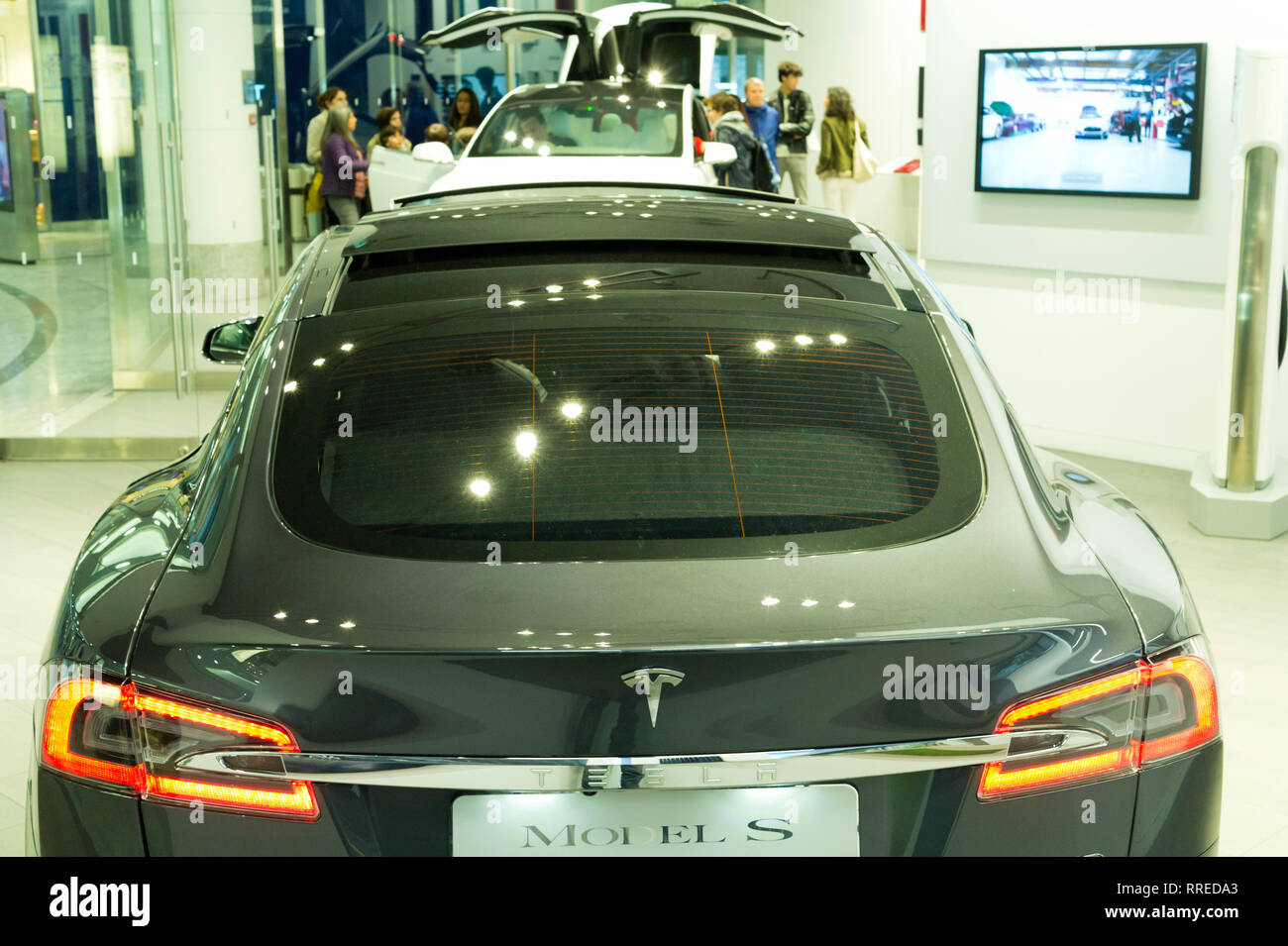 Tesla pop up Showroom in Canary Wharf, London, Großbritannien Stockfoto