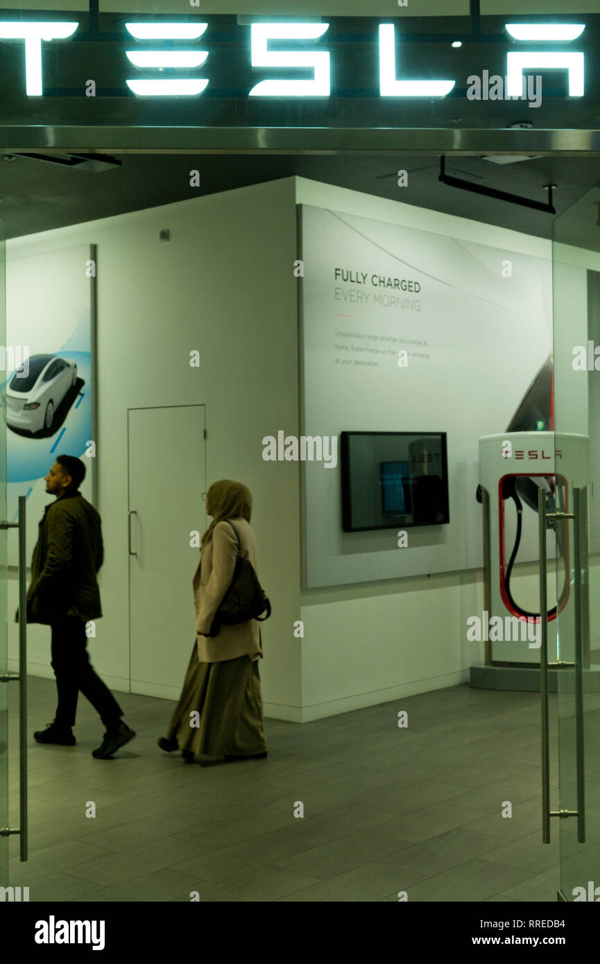 Tesla pop up Showroom in Canary Wharf, London, Großbritannien Stockfoto