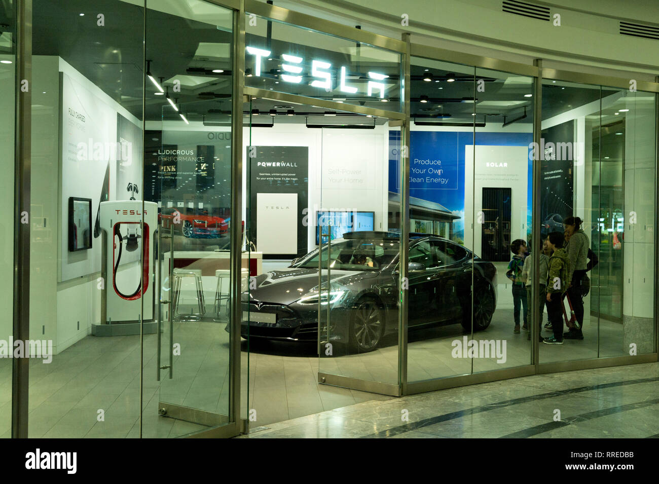 Tesla pop up Showroom in Canary Wharf, London, Großbritannien Stockfoto