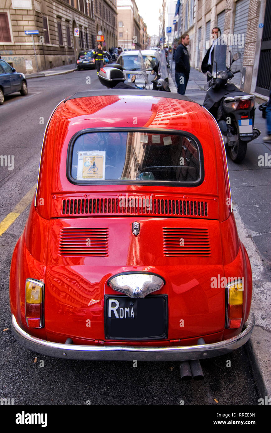 C Dirk A Friedrich Altes Fiat 500 Modell In Rot Noch Mit Ferrari Altem Rom Kennzeichen Vom Heck Aus Fotografiert E Am Strssenrand Im Hintergru Stockfotografie Alamy