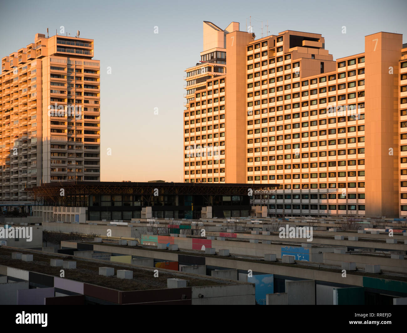 München, Deutschland: Olympisches Dorf (Olympische Spiele 1972) mit massiven grauen Betonblöcken und kleiner Student Budget Apartments, die in warmen Abendlicht Stockfoto