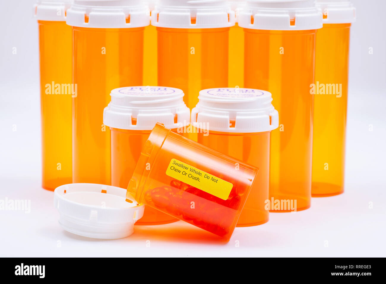 Docusate Sodium Kapseln in orange Container mit SCHLUCKEN GANZE NICHT kauen oder zerdrücken. Stockfoto