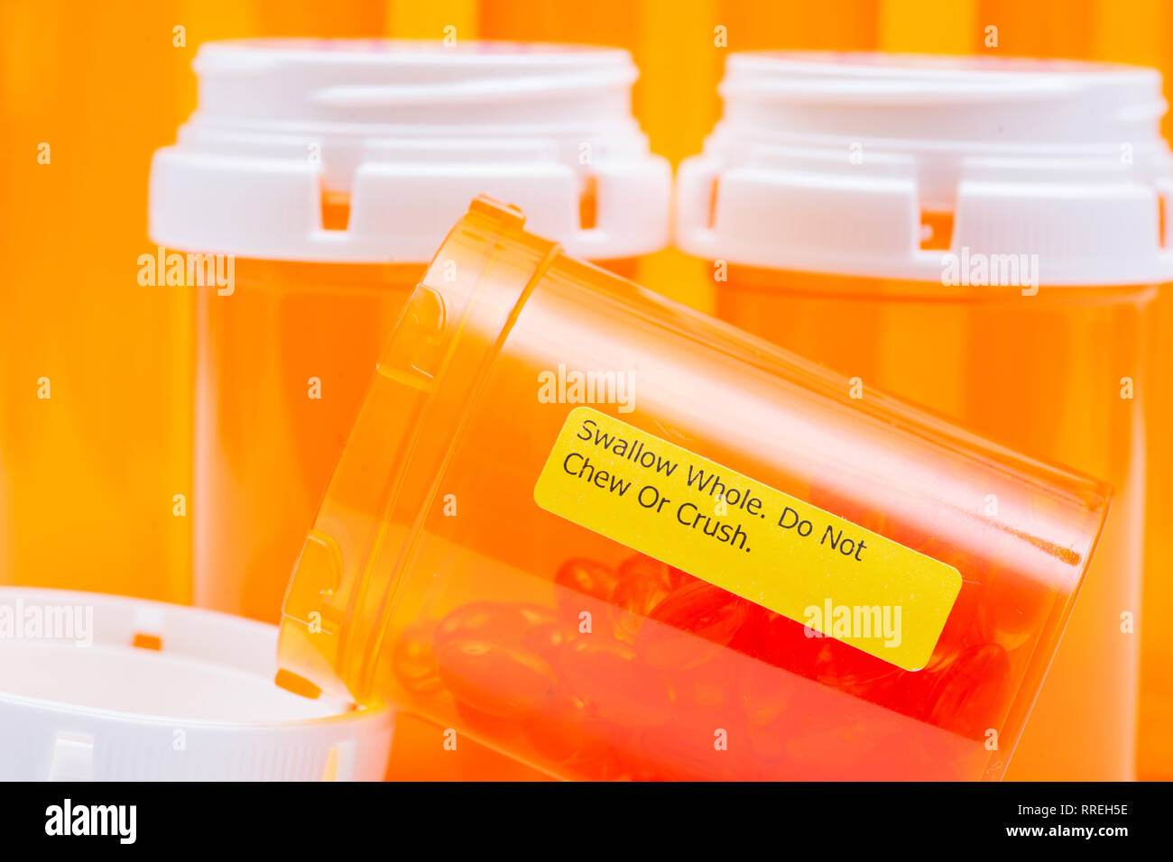 Docusate Sodium Kapseln in orange Container mit SCHLUCKEN GANZE NICHT kauen oder zerdrücken. Stockfoto