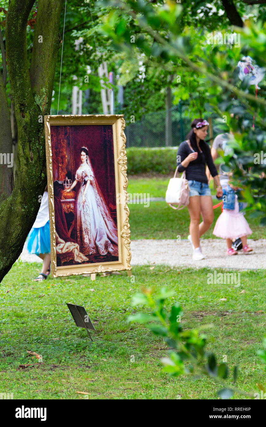 Tunder Fesztival (Feen' Festival) in Sopron, Ungarn am 9. Juni 2018 - Reproduktion der Gemälde hängen an Zweig Stockfoto