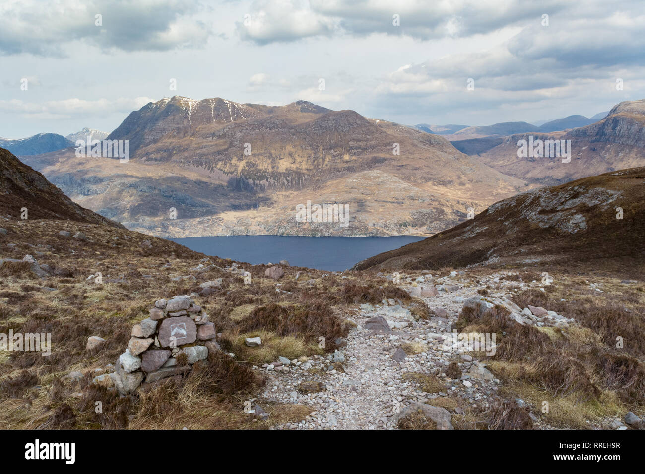 Siloch Berg und Loch Maree Blick von Beinn Eighe Mountain Trail, in den Torridon Bereich der Wester Ross, North West Highlands, Schottland, Großbritannien Stockfoto