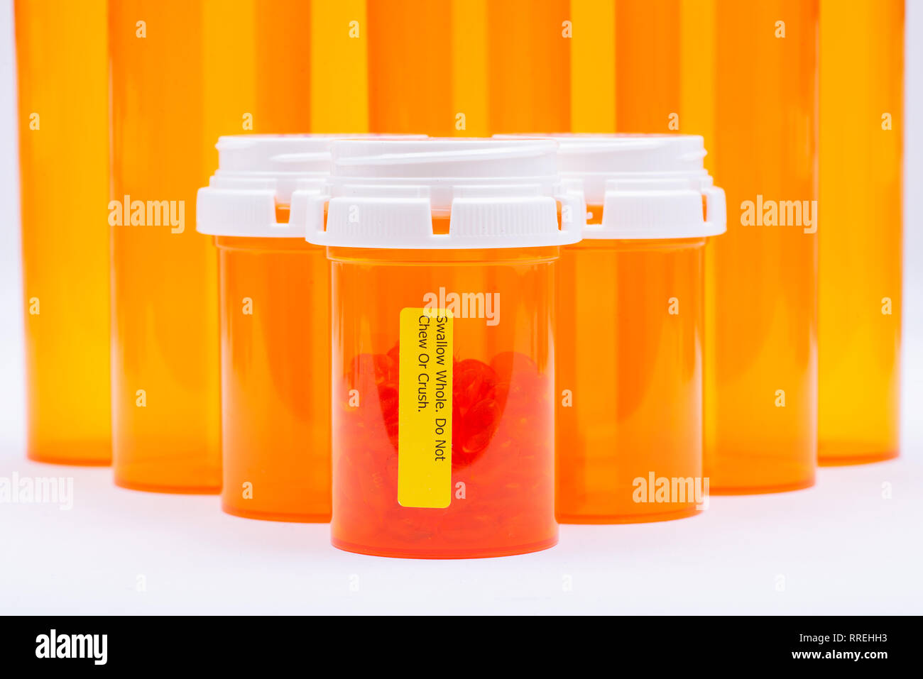 Docusate Sodium Kapseln in orange Container mit SCHLUCKEN GANZE NICHT kauen oder zerdrücken. Stockfoto