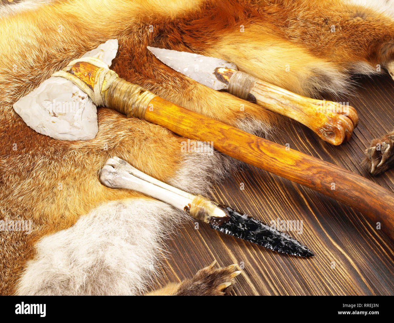 Steinzeit Tools auf Holz- Hintergrund Stockfoto