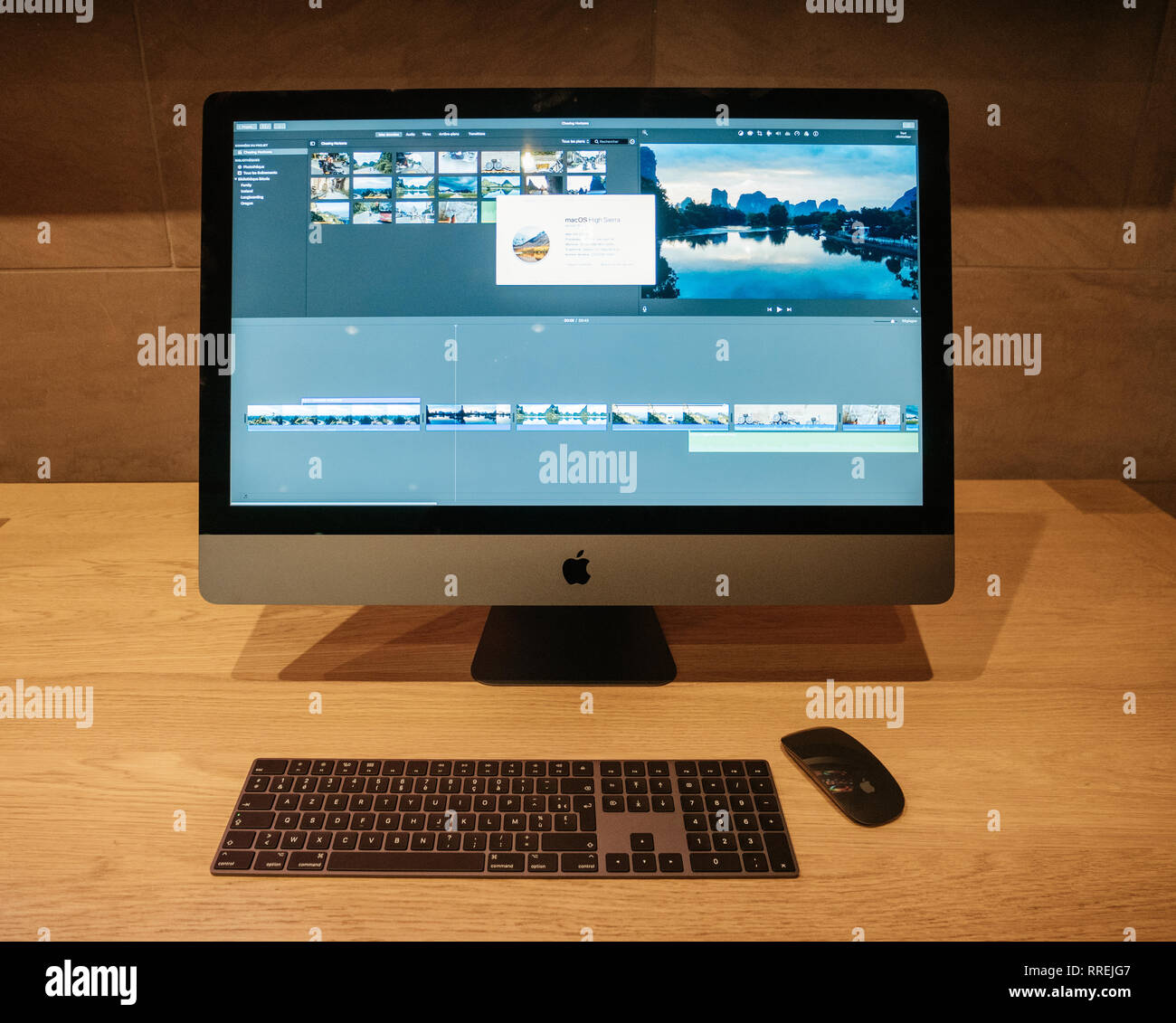 PARIS, Frankreich, 10.JANUAR 2018: Neue Apple iMac Pro Workstation Computer im Apple Store - Der Raum Grau Workstation mit Intel Xeon CPU und GPU Radeon Vega - Schwarz und Weiß Stockfoto
