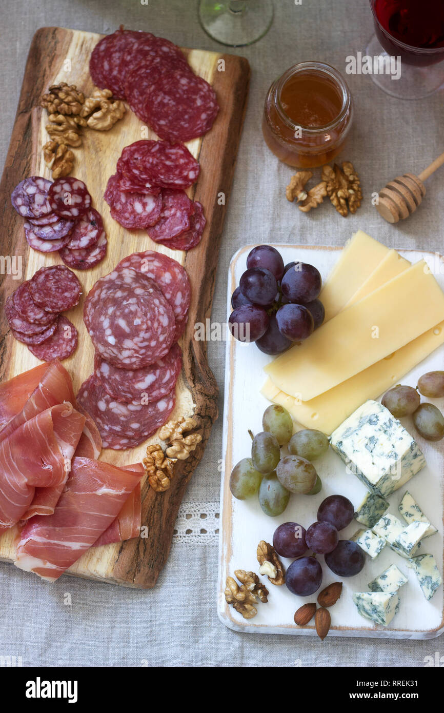 Snacks Zum Wein Aus Verschiedenen Arten Von Wurstchen Schinken Kase Nusse Und Trauben Rustikaler Stil Selektiven Fokus Stockfotografie Alamy