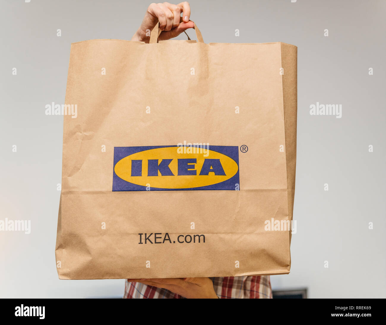 PARIS, Frankreich - Dez 2, 2018: elegante französische Frau mit grossen Papier IKEA Tasche voll mit Ware aus der berühmten schwedischen Möbel Händler-Holding vor ihr Stockfoto