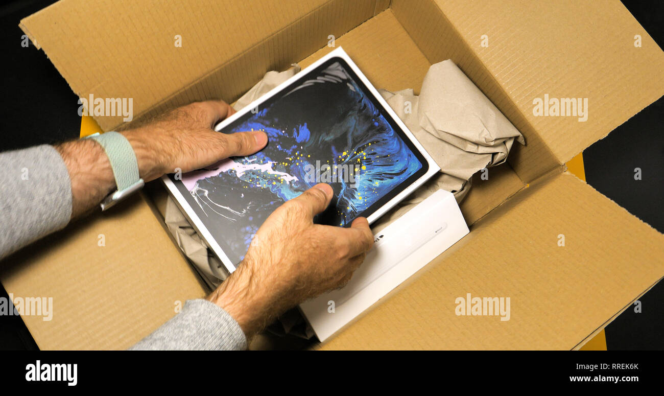 PARIS, Frankreich, 16.November 2018: Mann unboxing neueste iPad Pro Smart  tablet Gerät und Apple Bleistift 2 von Apple Computern aus Karton Paket  hergestellt - e-commerce Internet Shopping Stockfotografie - Alamy