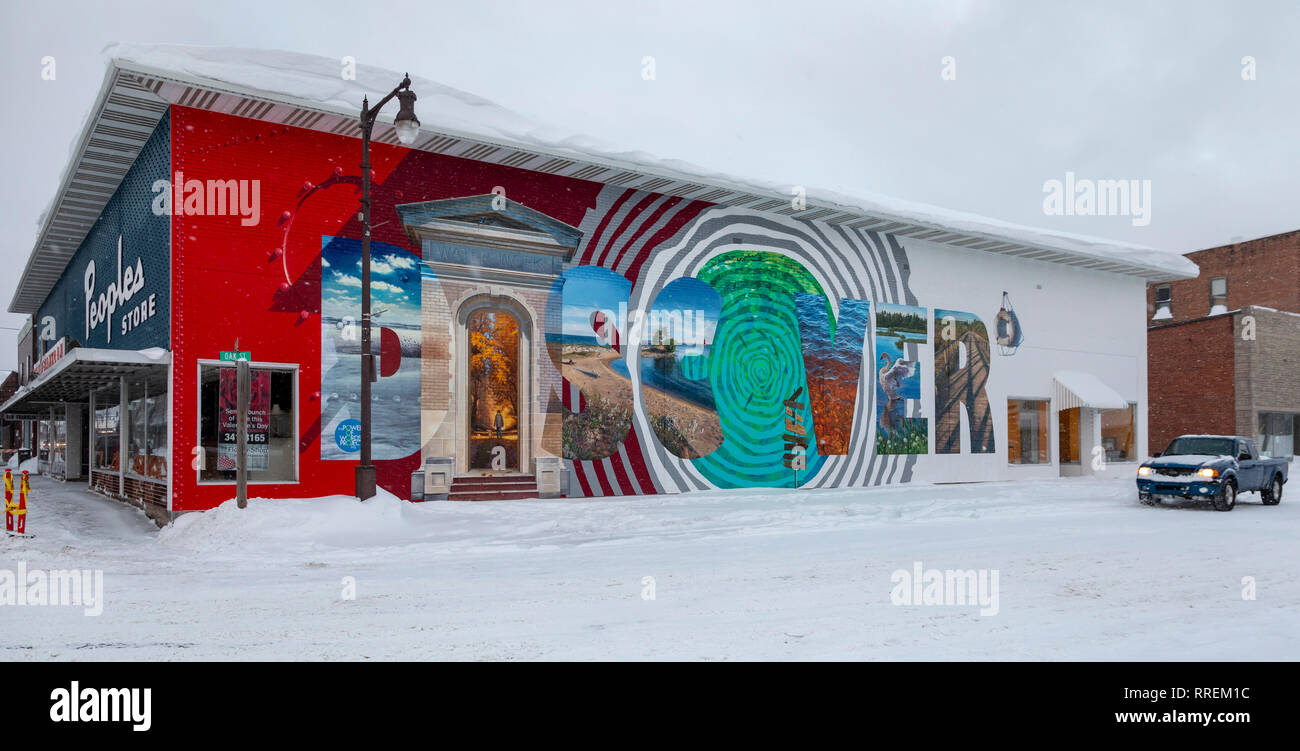 Manistique, Michigan - ein Gemälde von der Macht der Worte Projekt zeigt Natur Szenen durch die kleine Stadt an der nördlichen Ufer des Lake Michigan. Stockfoto