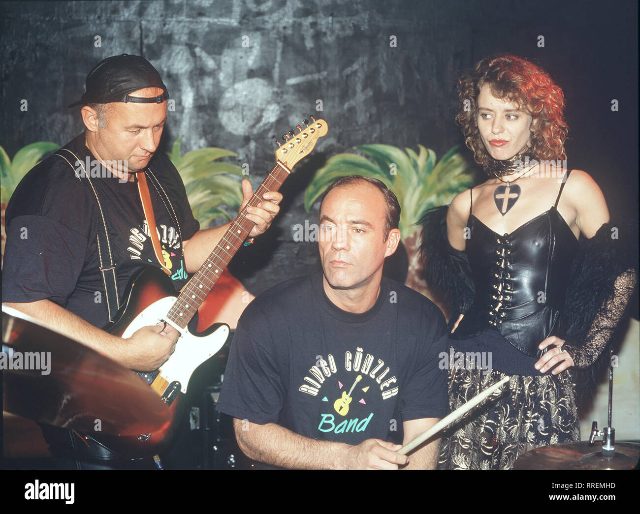 FAUST - 5/6 einer Konzertpause wird der Schlagzeuger Bernd tot aufgefunden. Die' Ringo Günzler Band 'Nonne braucht dringend einen vierten Musiker. Faust stellt sich als neues Bandmitglied vor und schaut schon bald hinter die Fassade der Gruppe. Szene mit Ringo (Wolfgang Müller), Faust (Heiner Lauterbach) und Sängerin Bienchen (BEATRICE MANOWKSI) Regie: Michael Mackenroth aka. Mucker/Überschrift: Faust/BRD 1994 Stockfoto