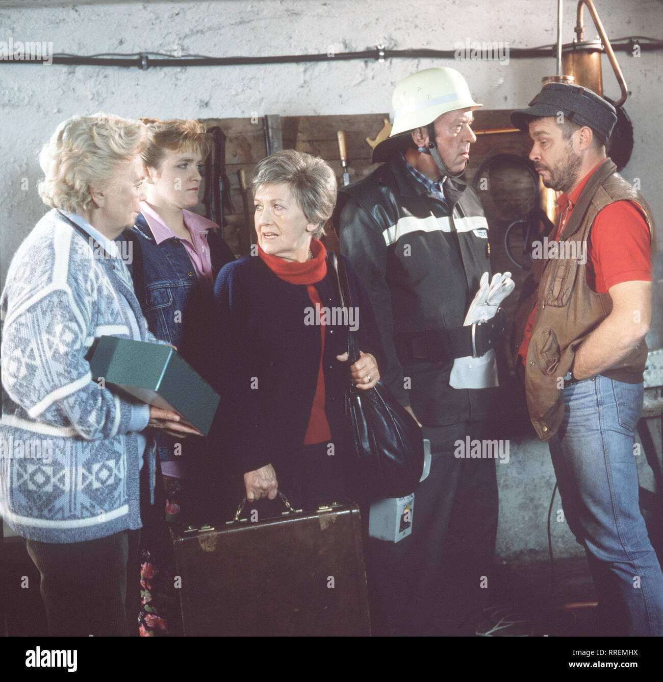 HEIDI UND ERNI/7. Alles unter Kontrolle/Wie mochte der Schorsch den Apfelstrudel? Über this Frage is also zwischen-Witwen Heidi und Erni einen Disput. In der Gerüche beim Backen mischt sich ein eigenartiges Aroma: Gas? Selbst die herbeigerufene Feuerwehr ist ratlos, bis Lukas zugibt, heimlich Apfelschnaps gebrannt zu haben". /Foto vlnr: Heidi Käslinger (HEIDI KABEL), Rosi (PETRA WELTEROTH), Erni Käslinger (ERNI SINGERL), Sailer (Toni Berger), Lukas (WERNER ASAM, re.). / 36301-0/-56460, 06 DFAHeidi/Überschrift: HEIDI UND ERNI/D 1989-1990 Stockfoto