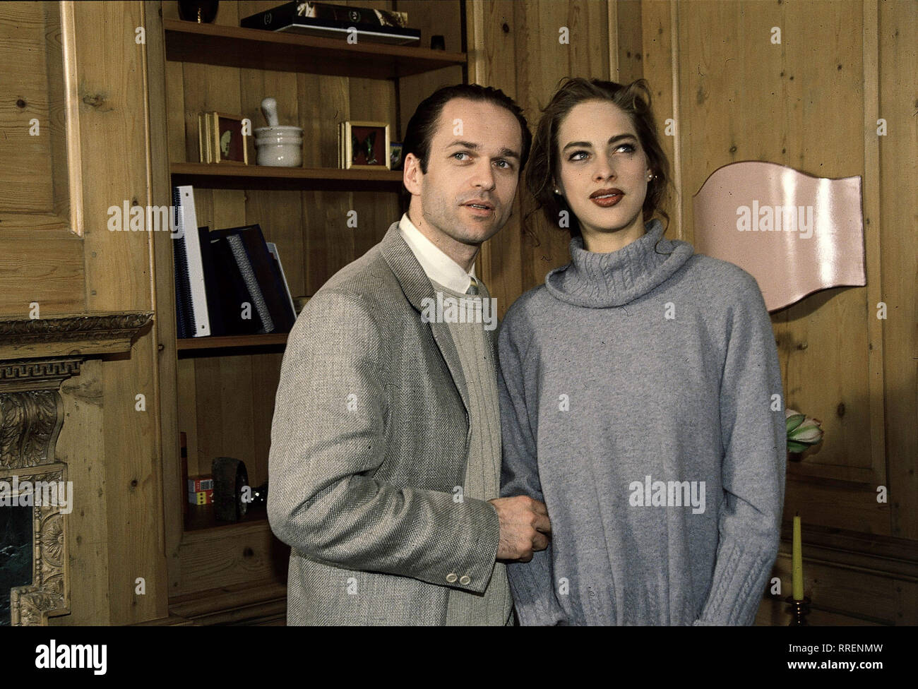 ROSAMUNDE PILCHER: STÜRMISCHE BEGEGNUNG / In Cornwall trifft Rebecca (SOPHIE VON KESSEL) in ihre Verwandten, sterben durch sie ihr Erbe in Sicherheitstipps sehen. Eine wichtige Rolle spielt hierbei ihr Cousin Eliot (horst-günter MARX),. Um seine Ziele zu erreichen, macht er Rebecca den Hof. / 37658-0/-57281, 17 DFAPilcher3/Überschrift: Rosamunde Pilcher: STÜRMISCHE BEGEGNUNG / BRD 1993 Stockfoto