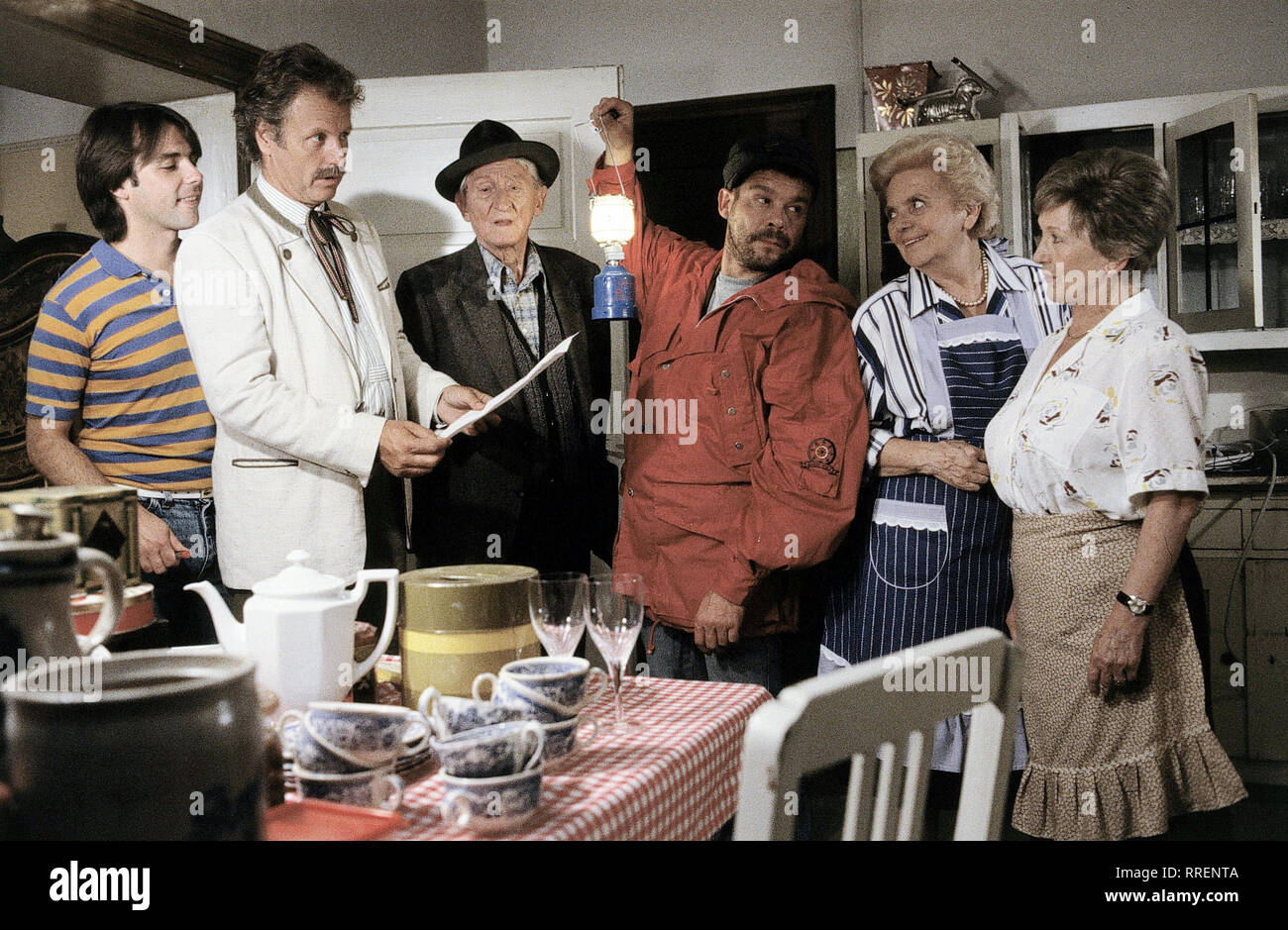 HEIDI UND ERNI/9. Alles für die Fische Schorsch Käslinger soll postum/für seine Verdienste um die Zucht der Deuttlinger Renke geehrt werden. Dazu soll auch seine Gattin erwähnt werden.Doch welche? Franz Josef Ramsauer hofft, daß das einen Keil zwischen sterben Nummern-oper treibt und er somit billig ein Haus und Grund der Damen kommt. /Bild: CLAUS OBALSKI, GERHARD LIPPERT - Franz Josef Ramsauer, HANS STADTMüller - Ramsauer, WERNER ASAM-Lukas, Heidi Kabel, ERNI SINGERL/EM -0-57128/, 20 DFAHeidi/Überschrift: HEIDI UND ERNI/D 1989.1990 Stockfoto