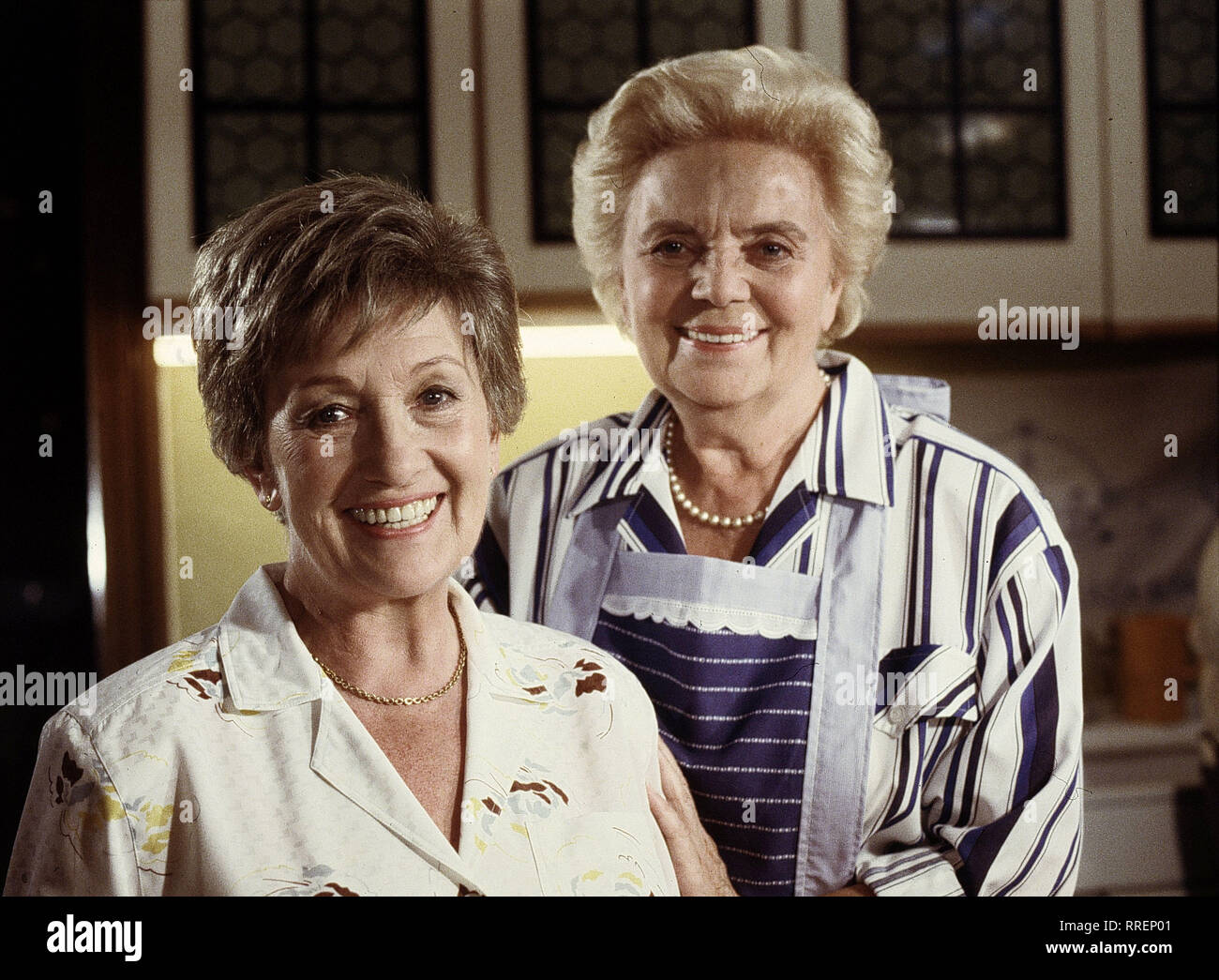 HEIDI UND ERNI / 10. Rosa und Blau/Heidi und Erni Käslinger benehmen sich wie zwei richtige Großmütter, als Rosi, das Mädchen vom Kiosk vor der Geburt ihres Kindes e. Wer der Vater des Kindes ist, bleibt jedoch im Dunklen.... /Bild: Erni (ERNI SINGERL) und Heidi (HEIDI KABEL)/36301-0/-57288, 27 DFAHeidi/Überschrift: HEIDI UND ERNI/D 1989-1990 Stockfoto