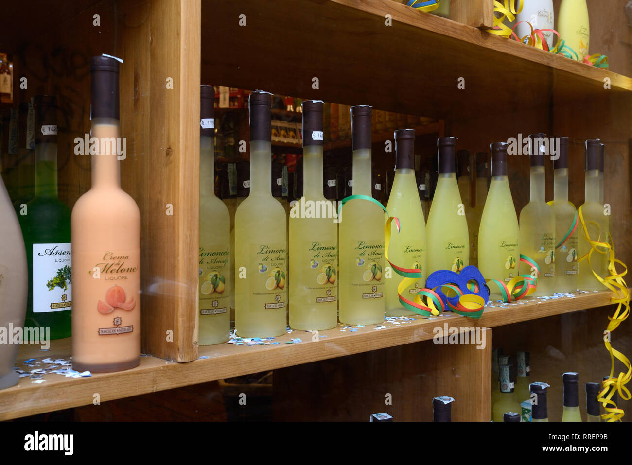 Limoncello, aka Limoncino oder Lemoncello, ein italienischer Zitronenlikör Anzeige in einem Liquor Store oder aus Lizenz in Trastevere, Rom, Italien Stockfoto