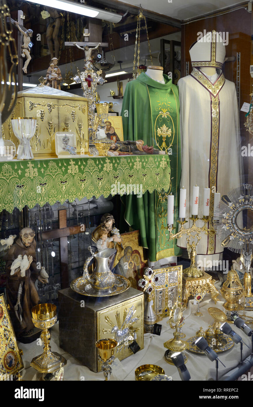 Schaufenster der Spezialist Store Verkauf Christian Kleidung, liturgischen Waren, klerikale Kleidung und religiöse Statuen, Rom, Italien Stockfoto