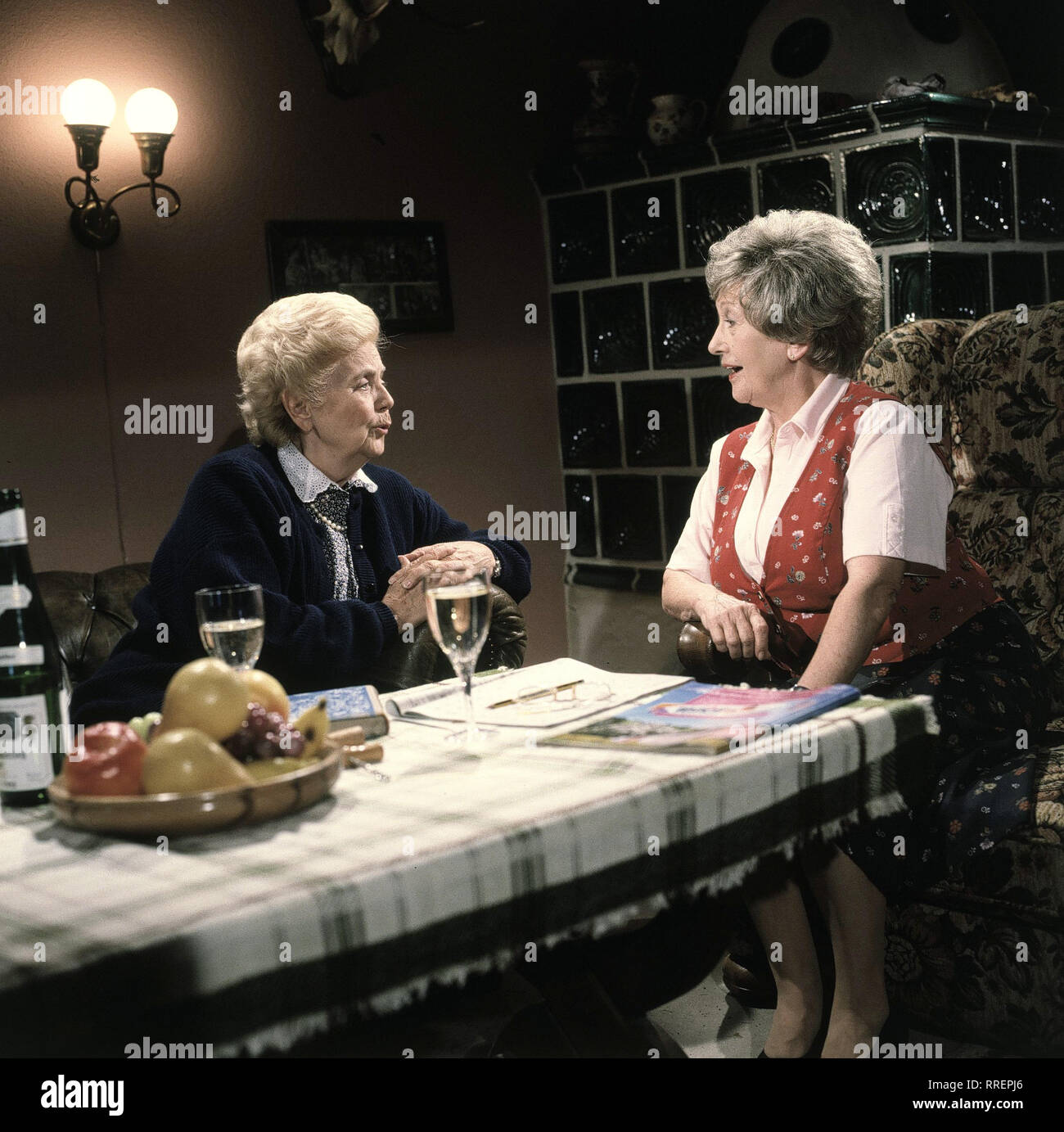 HEIDI UND ERNI/15, Herbststimmung/Heidi (HEIDI KABEL) und Erni (ERNI SINGERL) schmieden nach langem Hin und Ihr Nonne doch gemeinsame Pläne fürs Weihnachtsfest... /EM, 01 DFAHeidi -0-58527/2/Überschrift: HEIDI UND ERNI Stockfoto