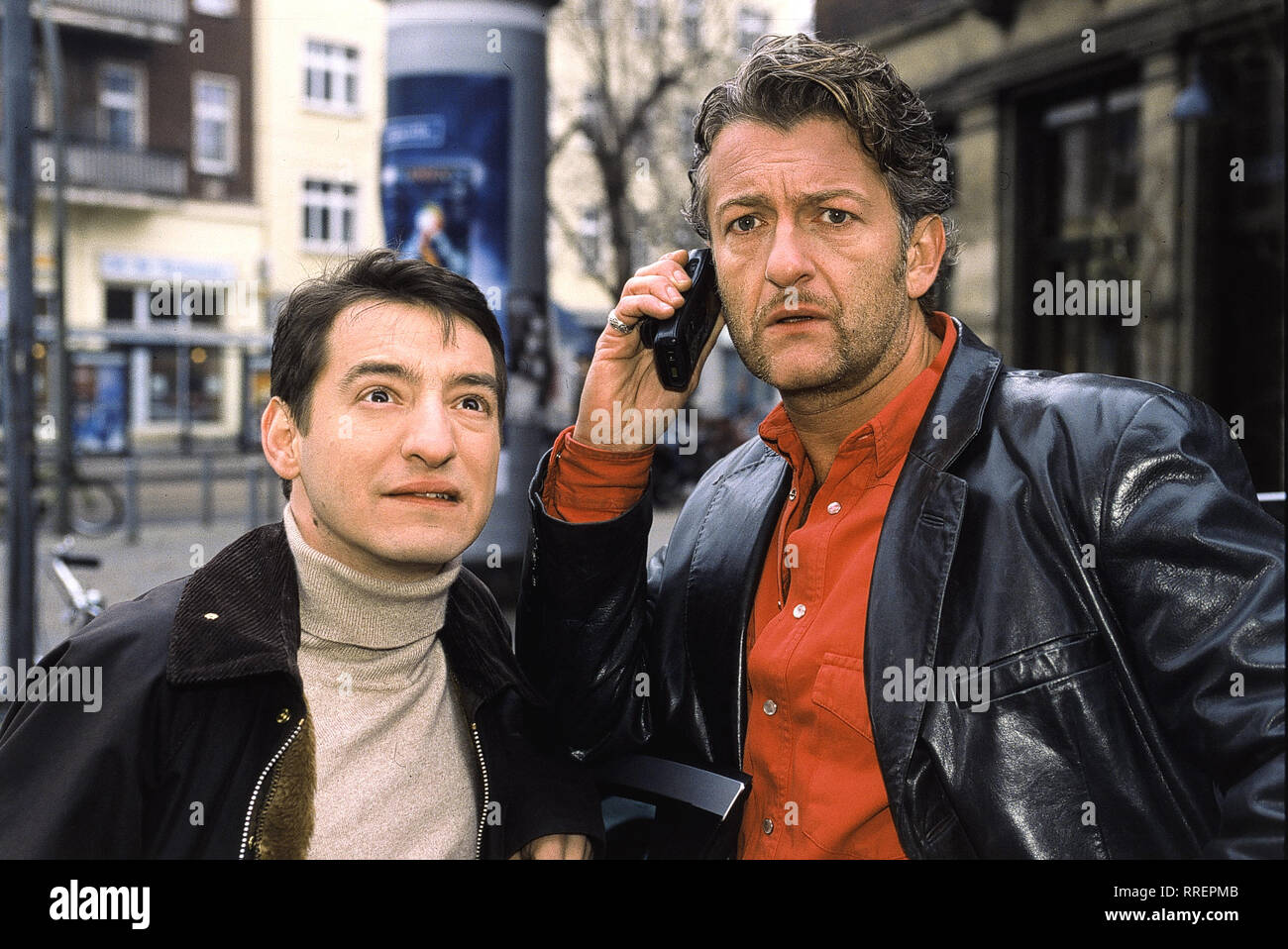 TATORT/Der lange Arm des Zufalls/Ein Geldtransporter wird überfallen. Der Coup misslingt und Wachmann wird erschossen. Der Täter flieht mit einem zufällig geparkten Auto. Doch auf dem Rücksitz des Wagens sitzt die kleine Maike. Im Laufe der Ermittlungen wird den Kommissaren Till Ritter (Dominic Raacke) und Felix Stark (Boris Aljinovic) klar, dass die Eltern der kleinen Maike auf mysteriöse Weise in den Geldraub verstrickt sind... /V -0-57818/, 08 DFATatort1/Überschrift: TATORT/D 2001 Stockfoto