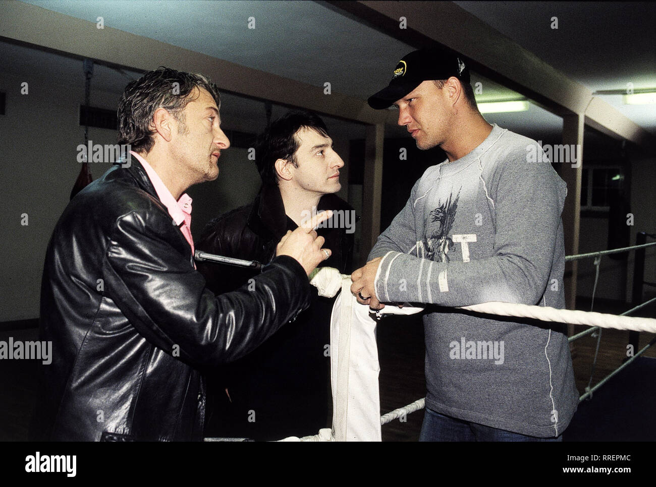 TATORT/Der lange Arm des Zufalls/Ein Geldtransporter wird überfallen. Der Coup misslingt und Wachmann wird edrschossen. Der Täter flieht mit einem zufällig geparkten Auto. Doch auf dem Rücksitz des Wagens sitzt die kleine Maike. Im Laufe der Ermittlungen wird den Kommissaren Till Ritter (Dominic Raacke) und Felix Stark (Boris Aljinovic) klar, dass die Eltern der kleinen Maike auf mysteriöse Weise in den Geldraub verstrickt sind... /Szene: Der boxtrainer (Axel Schulz) erkennt den Verdächtigen mit dem Phantombild. /V -0-57816/, 08 DFATatort2/Überschrift: TATORT/D 2001 Stockfoto