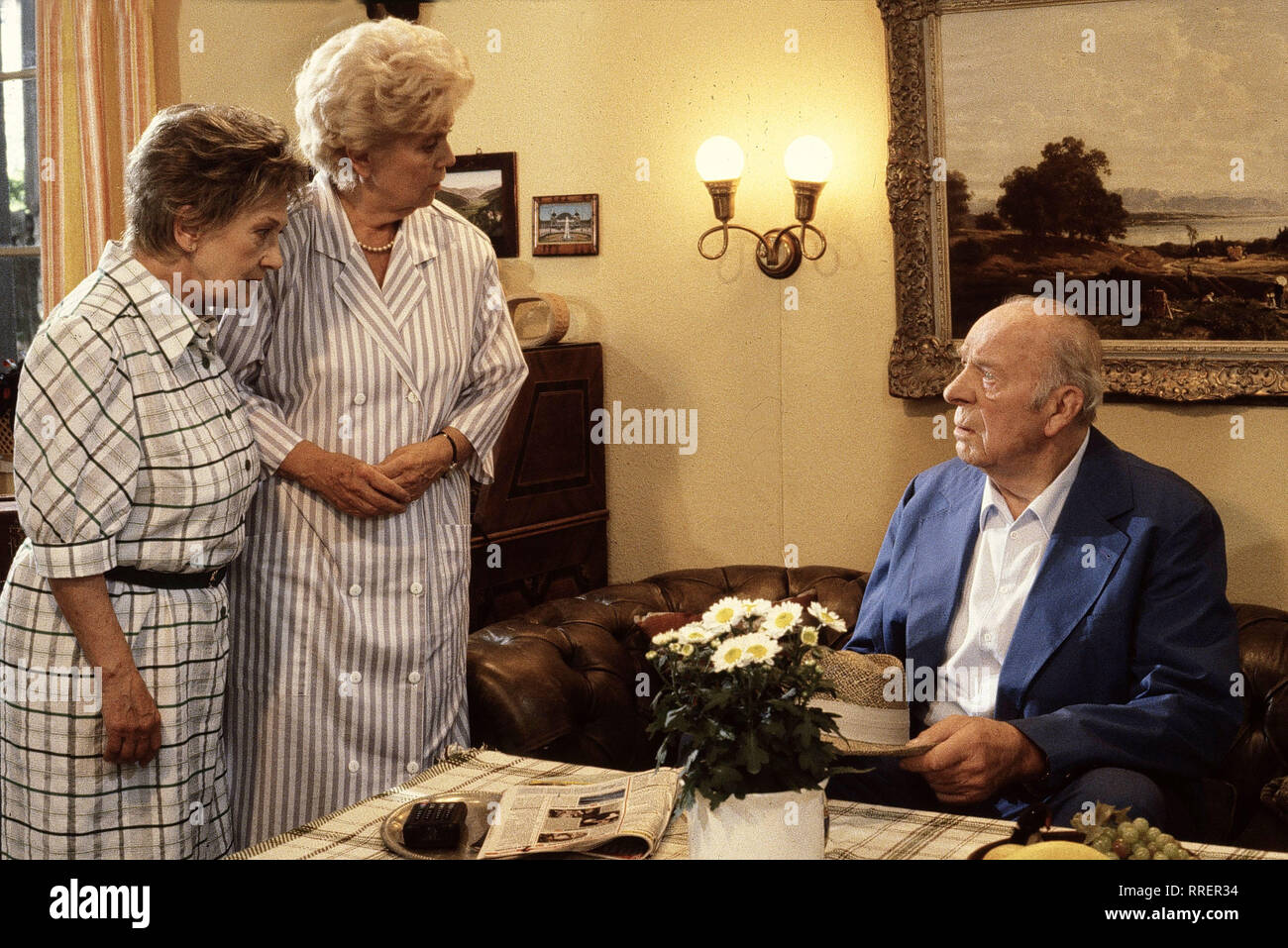 HEIDI UND ERNI / 14. Der Kaiser von Ecuador/Durch Deuttlfing eilt das Gerücht, der verstorbene Georg Käslinger sei wieder da. Doch es ist Schorschs Bruder, der bei Heidi und Erni vorbeischaut. Er war vor Jahrzehnten / / ausgewandert... /ERNI SINGERL, Erni Käslinger/HEIDI KABEL - Heidi Käslinger/BEPPO BREM - Johann Käslinger/36301-0/-58245, 25 DFAHeidi/Überschrift: HEIDI UND ERNI Stockfoto