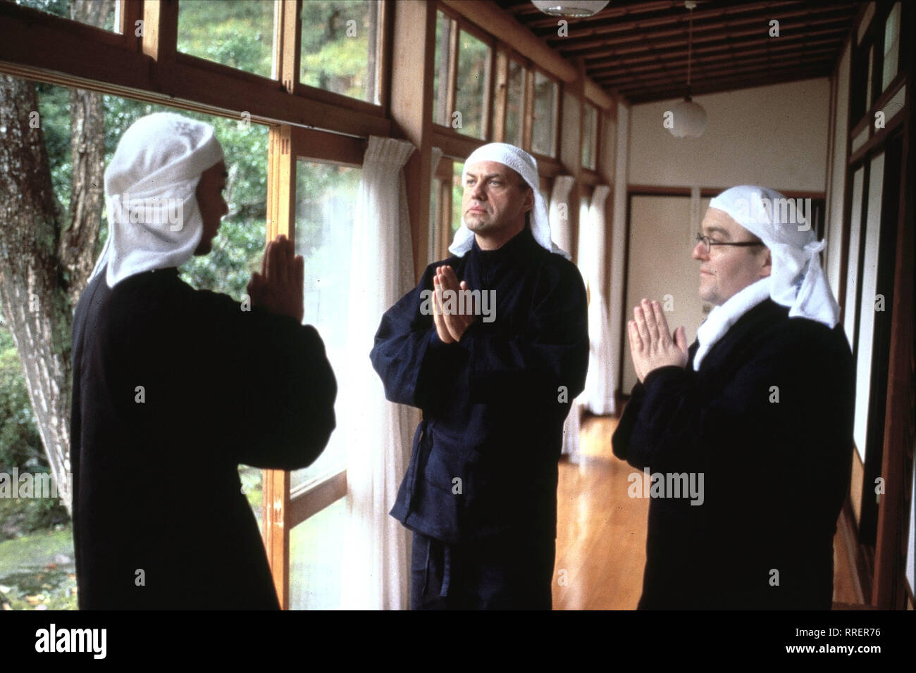 ERLEUCHTUNG GARANTIERT - PR3 2030 Zwei Brüder - der Feng-Shui-Experte Gustav (UWE OCHSENKNECHT) und der frisch von seiner Ehefrau verlassene Uwe (PETER WÖHLER) wollen in einem Zen-Kloster in Japan endlich stand Zusatzger&aumlte Frieden finden. Doch aus ihrer Midlife-Krise wird ganz plötzlich eine Midnight-Krise als sterben nachts Nummern-oper sich im Tokios Neon-Dschungel verirren und ihr Hotels nicht international Modalverbs... Regie: Doris DÜrrie/Überschrift: ERLEUCHTUNG GARANTIERT/Deutschland 1999 Stockfoto