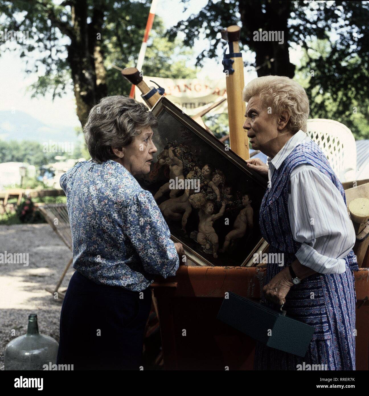 HEIDI UND ERNI / 16. Pauschalen / Heidi und Erni befreien, stand Hausstand von altem Gerümpel. Wie zu erwarten, haben sterben Nummern-oper verschiedene Ansichten, war Nonne Gerümpel ist und war nicht ... /ERNI SINGERL, Erni und Heidi Kabel - Heidi/36301-0/-58753, 08 DFAHeidi/Überschrift: HEIDI UND ERNI/D 1990 Stockfoto