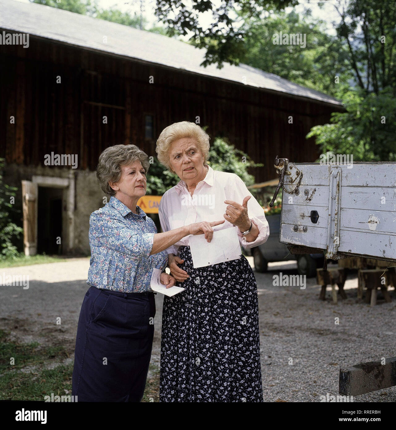 HEIDI UND ERNI / 17. Ein Unglück kommt selten allein / Heidi (HEIDI KABEL) und Erni (ERNI SINGERL) Sindh in finanziellen Neu geraten. Gemeinsam überlegen sie, wie sie aus der Misere herauskommen... / 36301-0/-59333, 22 DFAErni/Überschrift: HEIDI UND ERNI/D 1989-1990 Stockfoto
